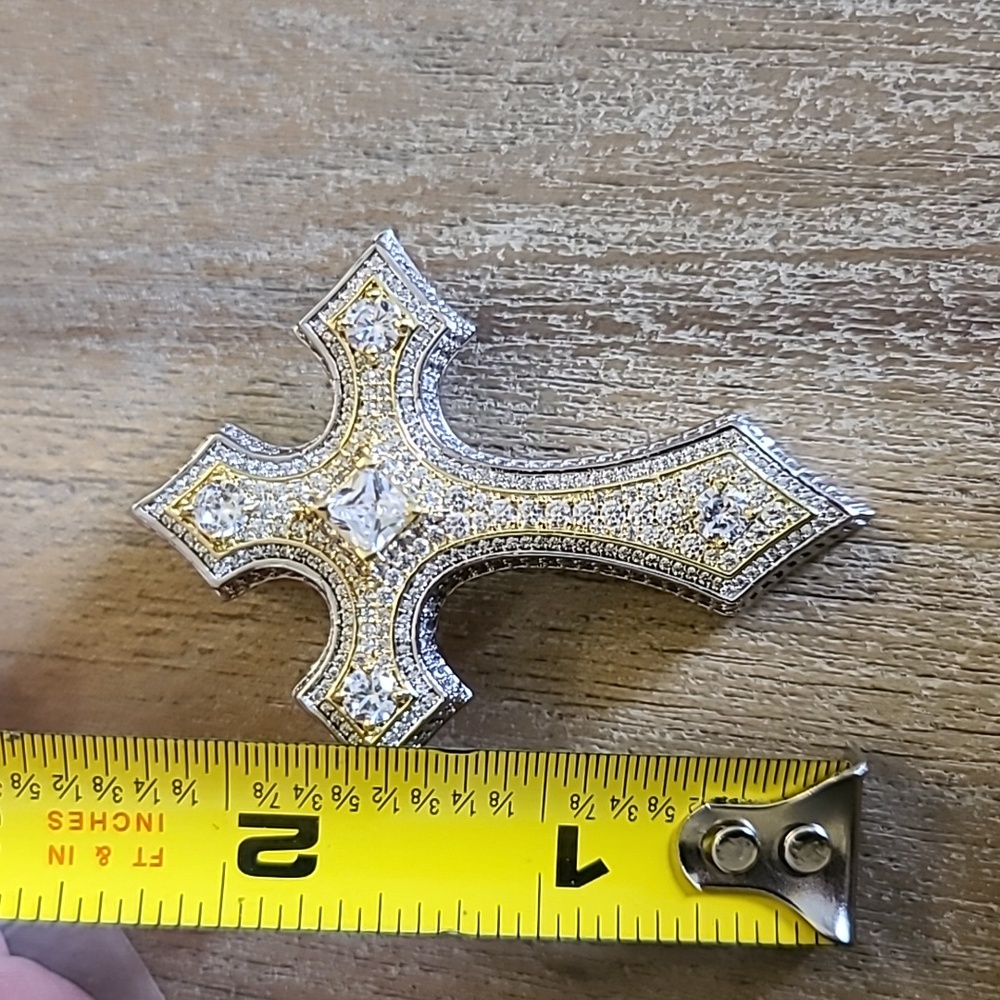 GLD large diamond cross pendant. - Picture 5 of 8